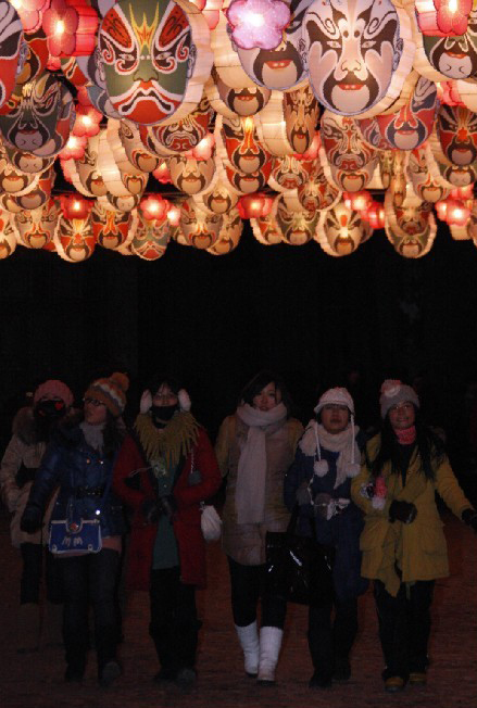 Girls make lanterns of Beijing Opera facial masks in Dandong