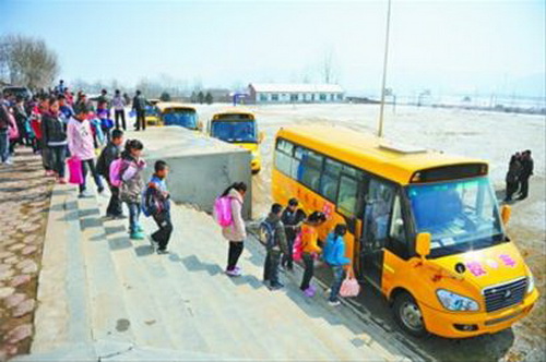Four new school buses put into use in Kuandian