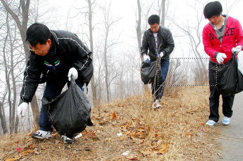 Clean rubbish to beautify the environment