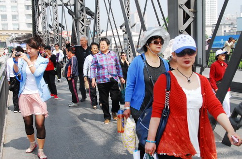 Happy tour along Yalu River