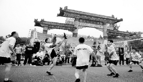 Public shuttlecock competition opens in Dandong