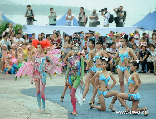 Appreciate body painting works at Dalian beach festival