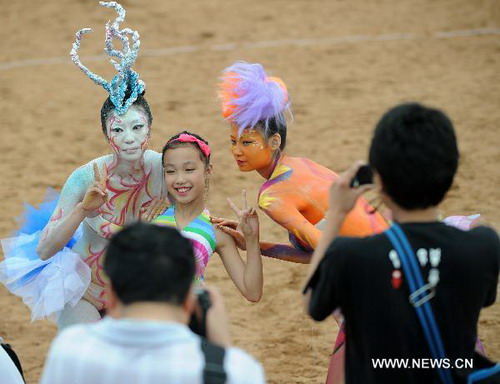 Appreciate body painting works at Dalian beach festival