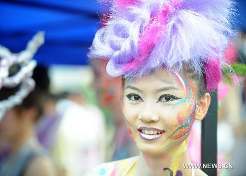 Appreciate body painting works at Dalian beach festival