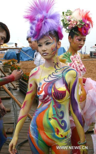 Appreciate body painting works at Dalian beach festival