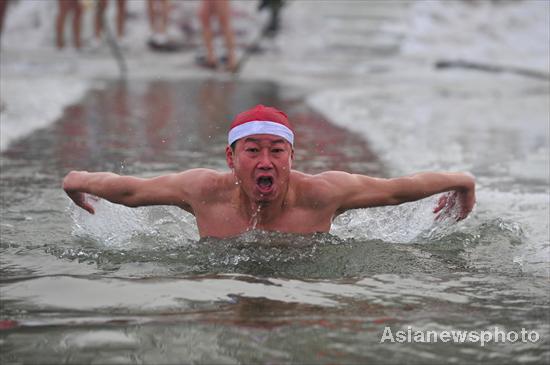 Santas enjoy fun in ice and snow