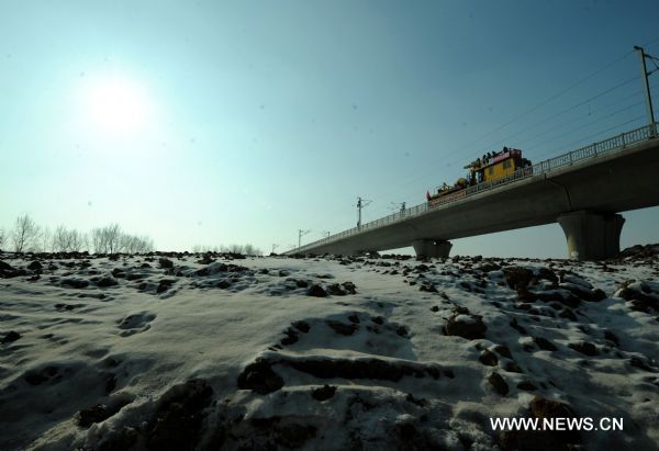 Harbin-Dalian high-speed railway under construction in freezing weather