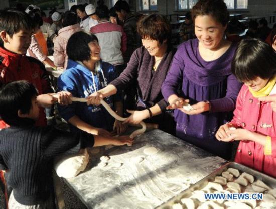 Orphans celebrate Lantern Festival with teachers in NE China