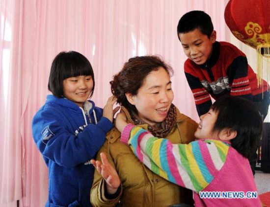 Orphans celebrate Lantern Festival with teachers in NE China