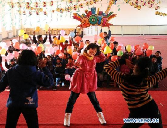 Orphans celebrate Lantern Festival with teachers in NE China