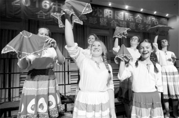 Belarus chorus members learn Chinese fan dance