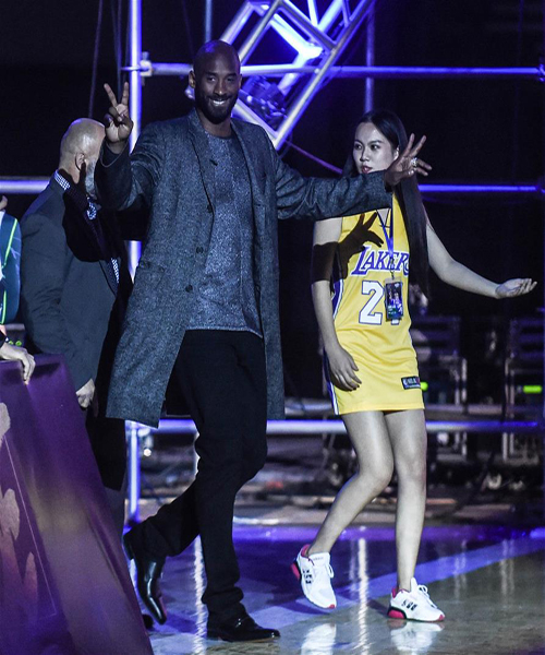 NBA star Kobe Bryant meets fans in Shenyang