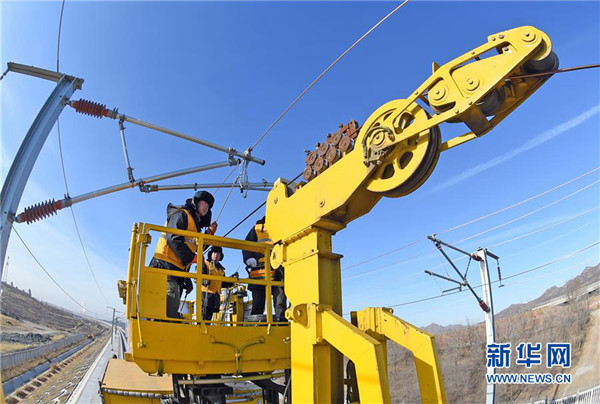 Overhead power lines installed on Beijing-Shenyang HSR