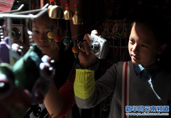 Kids enjoy taking photos of Lijiang Old Town