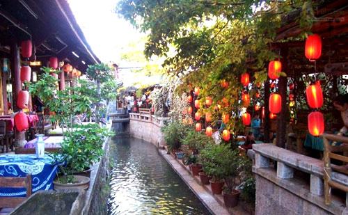 Lijiang: a paradise for lovers and a shelter for the despaired