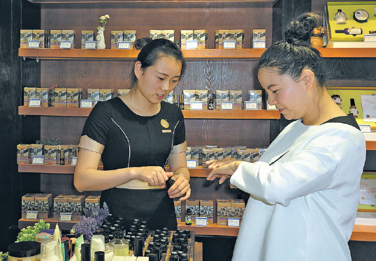 Yunnan's perfumers scent profits ahead