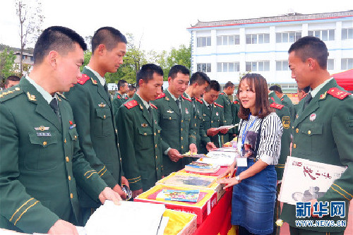 Lijiang promotes reading among soldiers<BR>