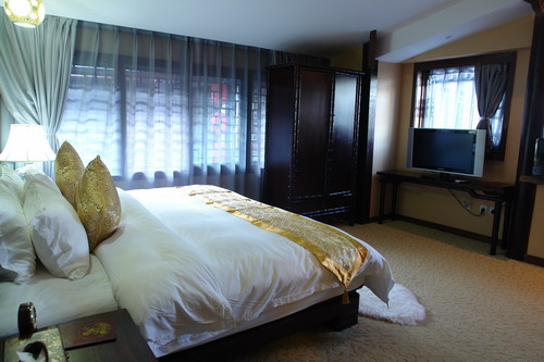 Check in at Lijiang Qian Li Zou Dan Ji Hotel