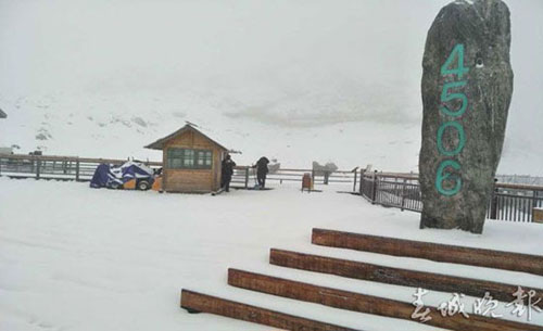 Yulong Mountain embraces late spring coldness