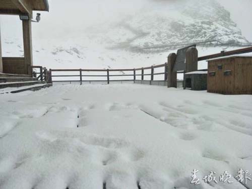 Yulong Mountain embraces late spring coldness