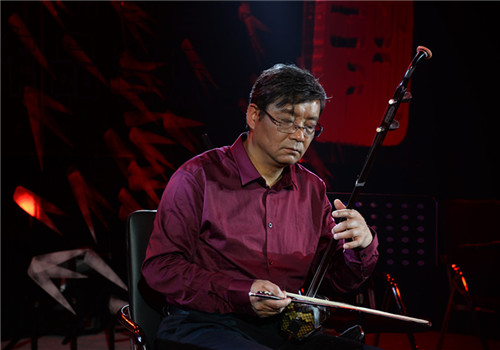 Lijiang composer performs erhu concert in Ancient Town