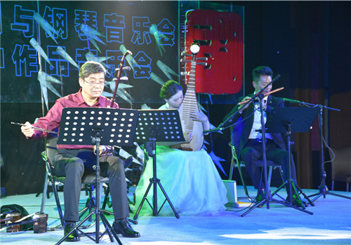 Lijiang composer performs erhu concert in Ancient Town