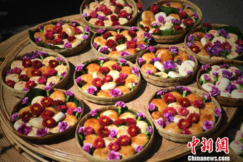 Visitors gorge flower cakes in Yunnan