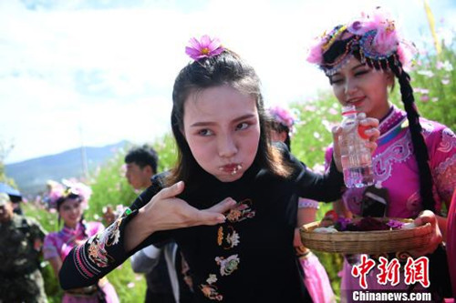 Visitors gorge flower cakes in Yunnan