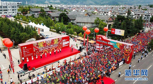 Over 12,000 people run in Lijiang marathon