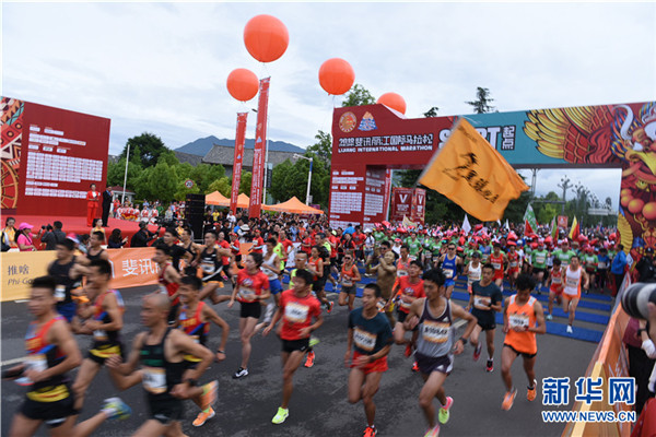 Over 12,000 people run in Lijiang marathon