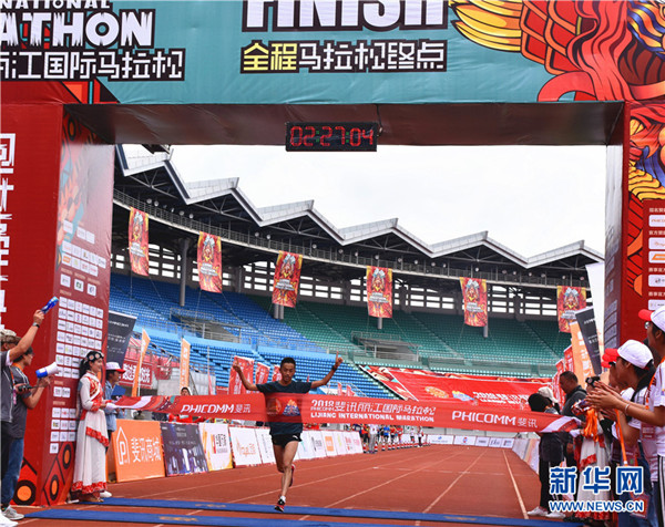 Over 12,000 people run in Lijiang marathon