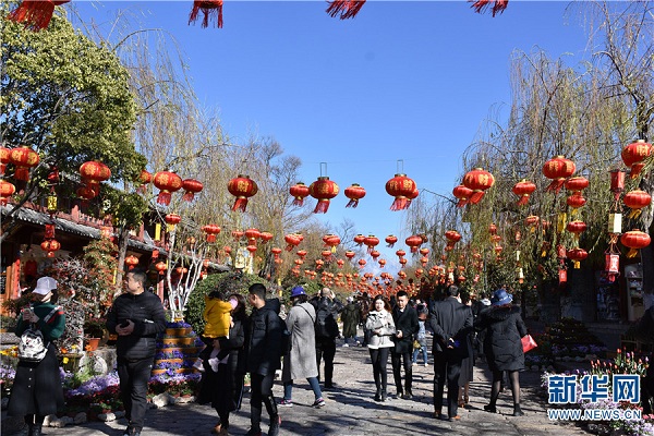 Tourists flock to Lijiang's Old Town during Spring Festival