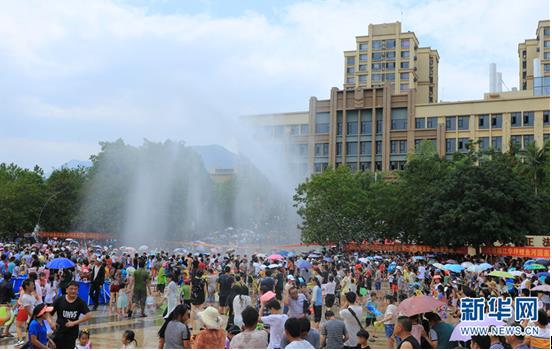 Over 60,000 tourists visits Lijiang during May Day holiday