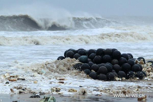 Typhoon Muifa sweeps over coast of Qingdao