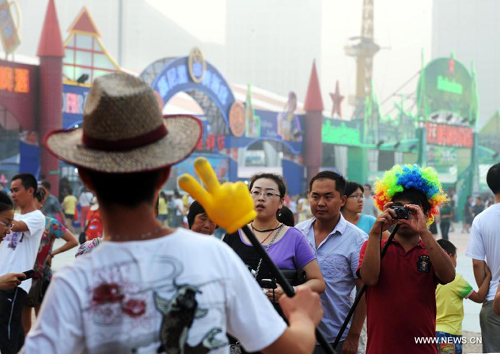 Tourists enjoy themselves at Qingdao's 21st Int'l Beer Festival