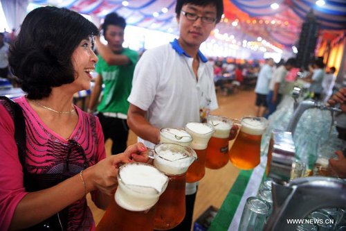 Tourists enjoy themselves at Qingdao's 21st Int'l Beer Festival