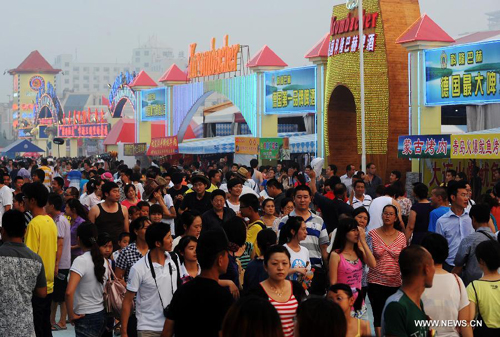 Tourists enjoy themselves at Qingdao's 21st Int'l Beer Festival