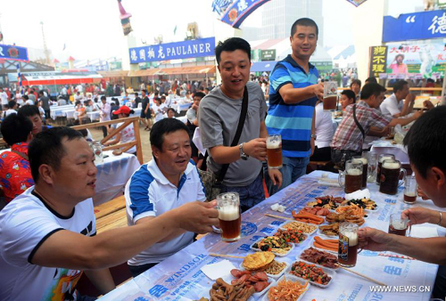 Tourists enjoy themselves at Qingdao's 21st Int'l Beer Festival