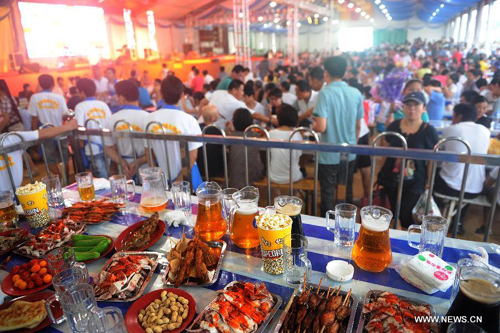 Tourists enjoy themselves at Qingdao's 21st Int'l Beer Festival