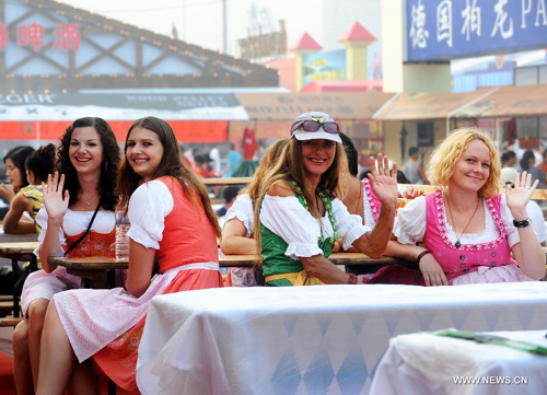 Tourists enjoy themselves at Qingdao's 21st Int'l Beer Festival