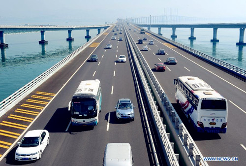 Vehicles run smoothly on Jiaozhou Bay Bridge