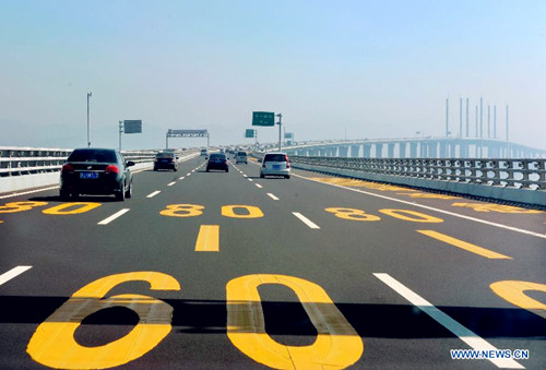 Vehicles run smoothly on Jiaozhou Bay Bridge
