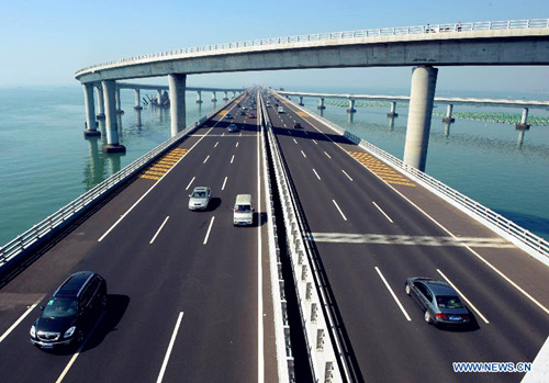 Vehicles run smoothly on Jiaozhou Bay Bridge