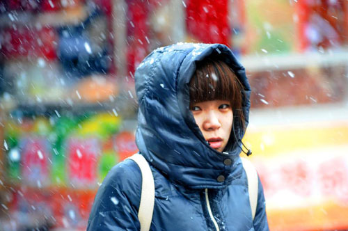 People walk in snow in Qingdao