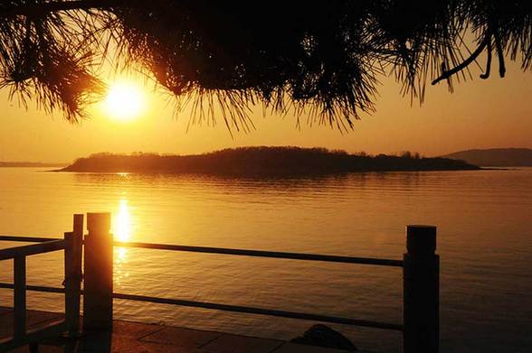 Warm colors at sunrise cast off the chill in Qingdao