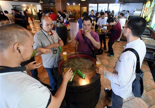 Tourists visit beer museum in E China's Qingdao