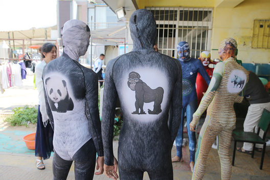 Eye-catching face-kini creates waves in Qingdao