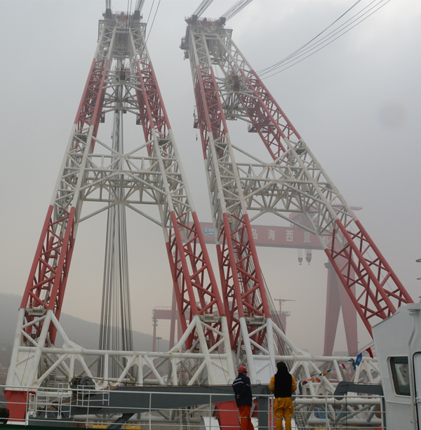 Largest floating crane in China goes into service
