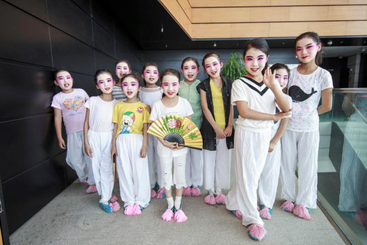 Students perform Peking Opera in Shandong