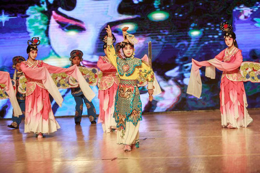 Students perform Peking Opera in Shandong